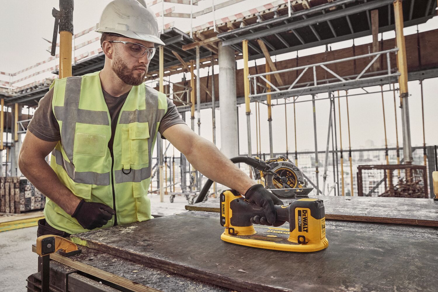 User lifting plywood with DEWALT® 20V MAX* Grabo Lifter 