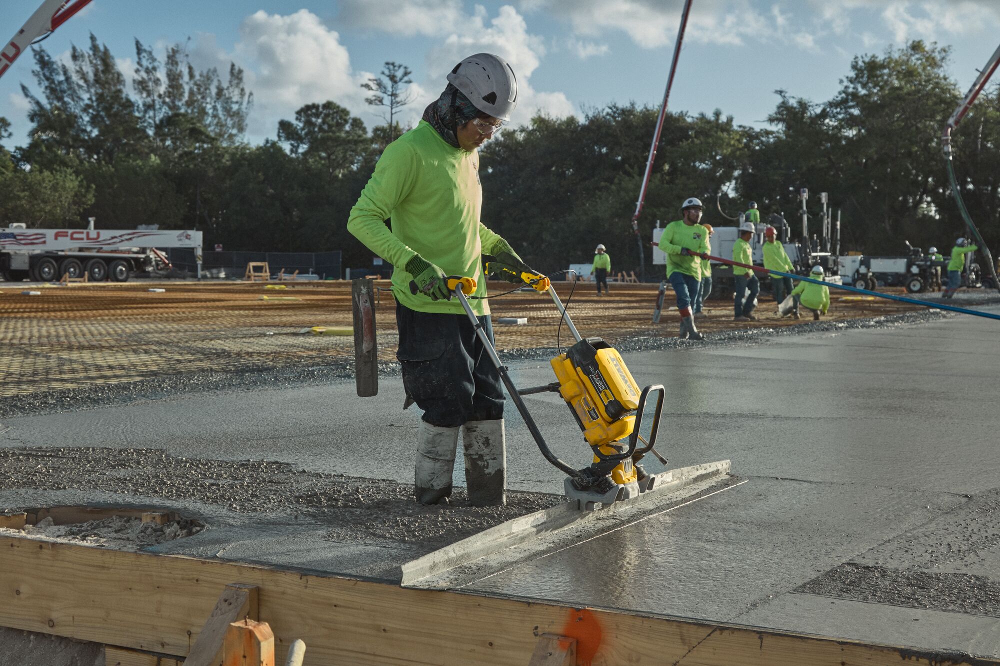 DEWALT POWERSHIFT™ screed smoothing concrete early morning