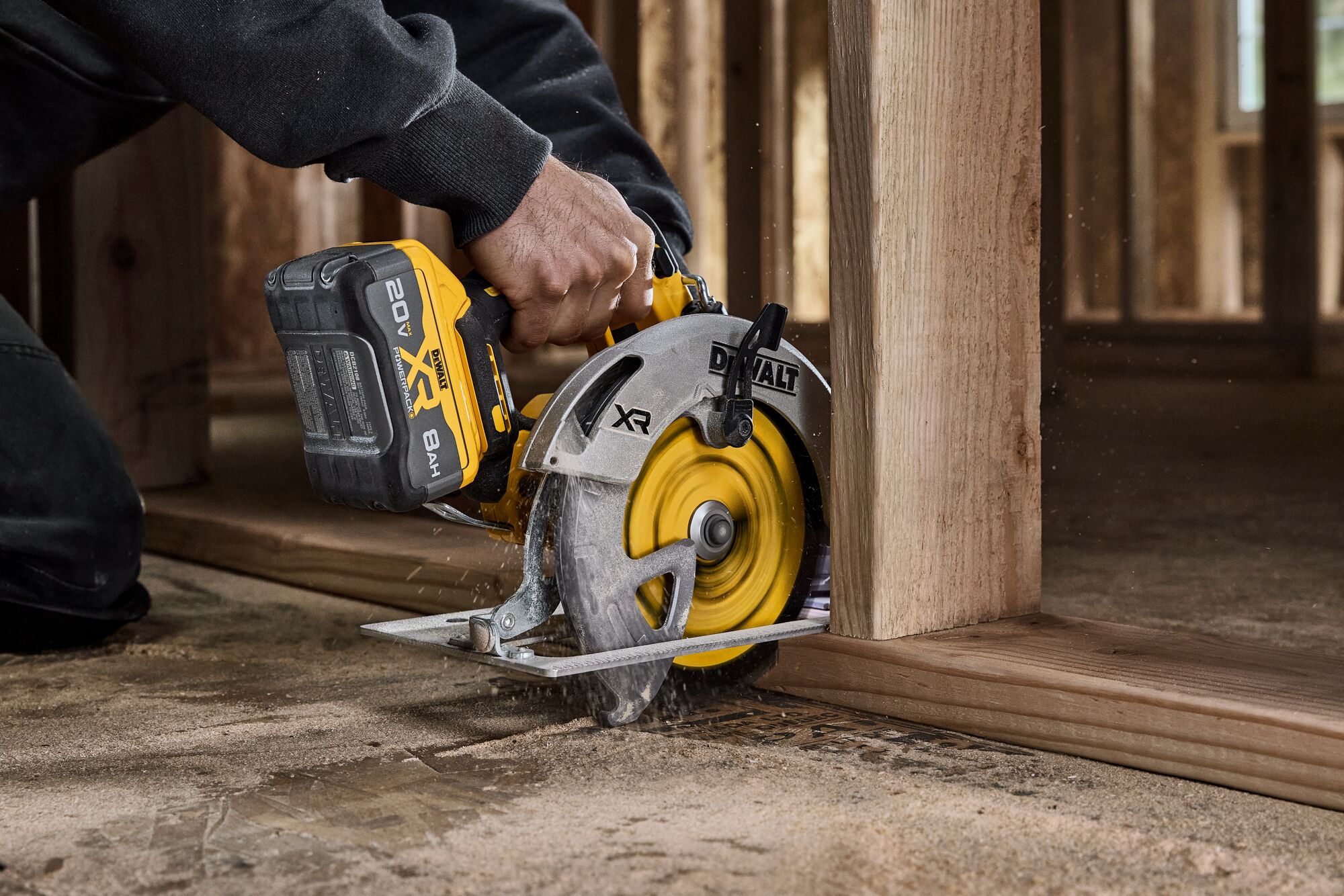 User using the DCS590 XR circular saw to perform a framing application with the XR POWERPACK battery