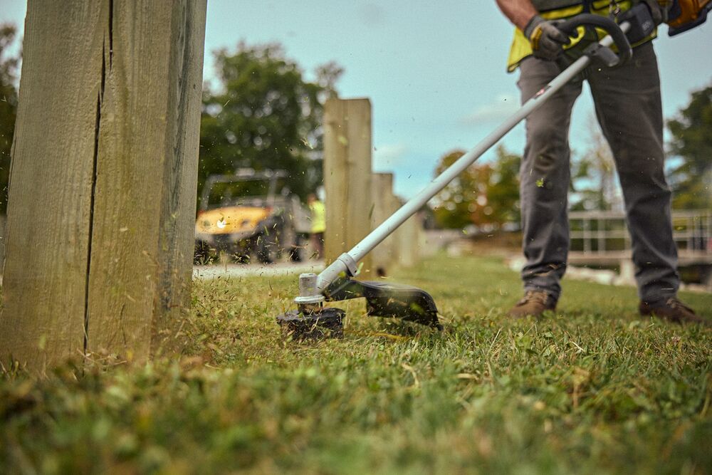 DCST980 Close up of the string trimmer head