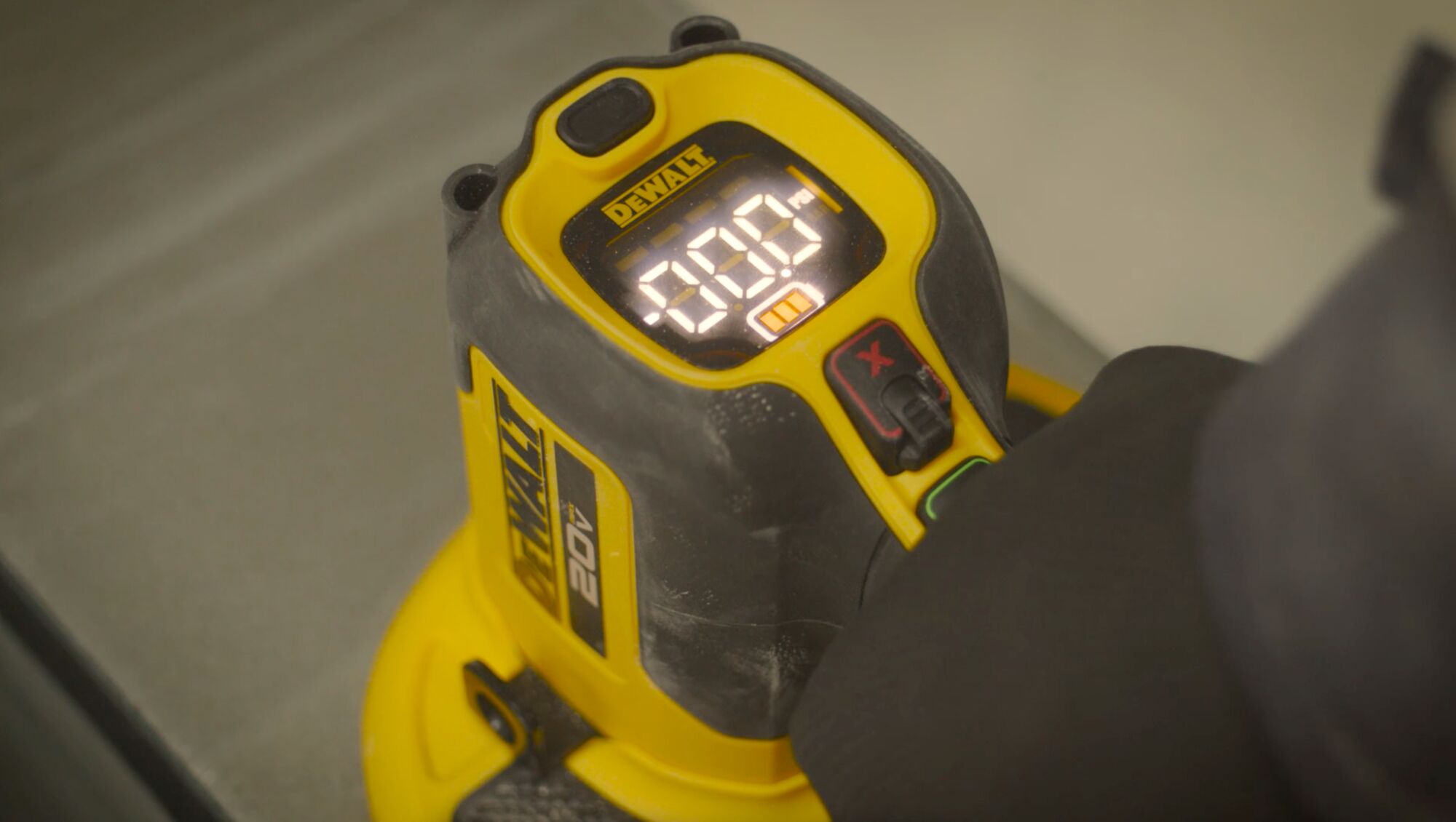 A close up of the DEWALT 20V MAX* GRABO LIFTER screen while in use