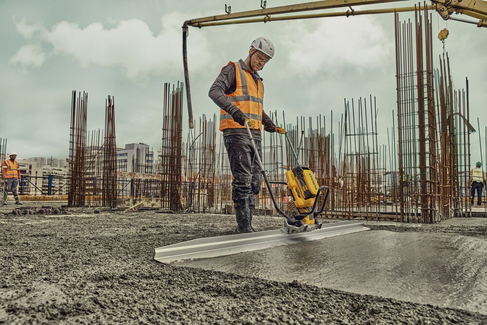 Screed with pouring concrete