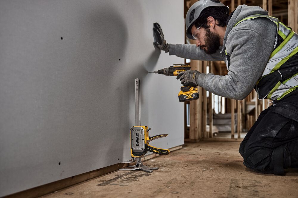 DEWALT(R) TOUGHSERIES(TM) CONSTRUCTION JACK lifting drywall