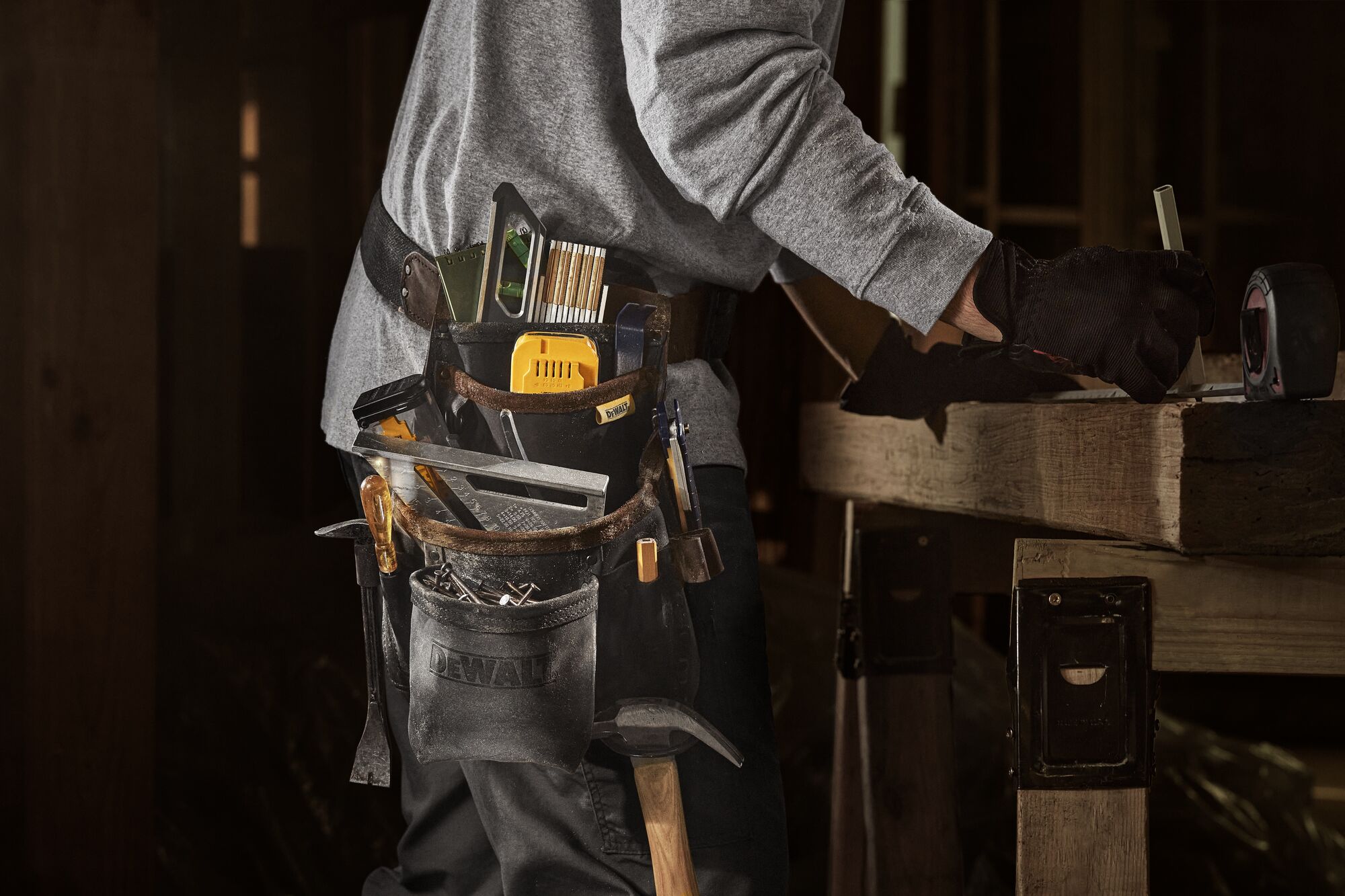 CONSTRUCTION WORKER WEARING DEWALT LEATHER TOOL POUCH AND BELT