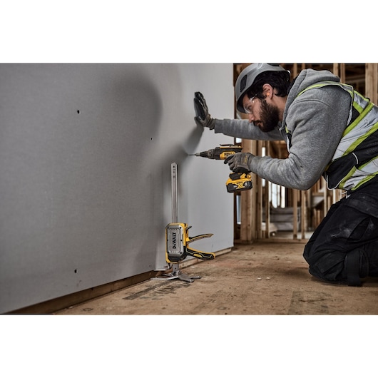 DEWALT(R) TOUGHSERIES(TM) CONSTRUCTION JACK lifting drywall