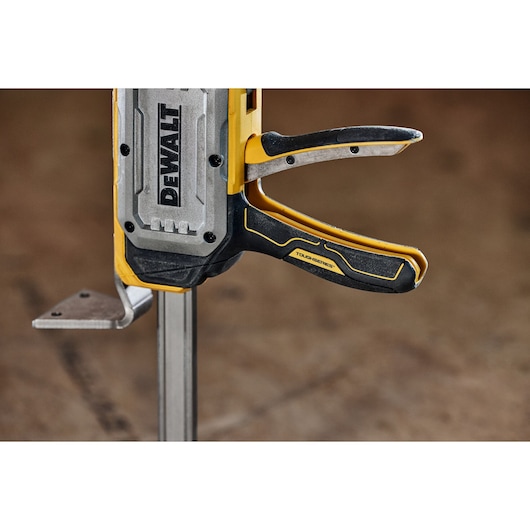 DEWALT(R) TOUGHSERIES(TM) CONSTRUCTION JACK zoomed into handle