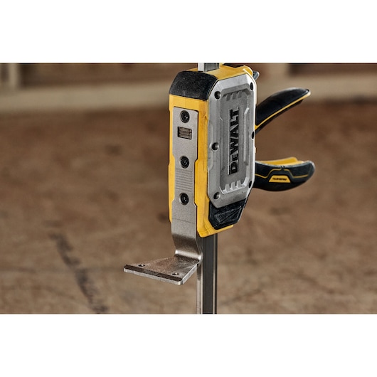 DEWALT(R) TOUGHSERIES(TM) CONSTRUCTION JACK zoomed into lift plate
